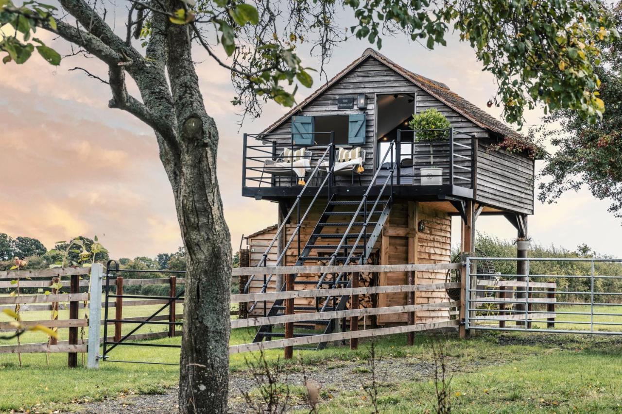 The Treehouse At Humblebee Hall Worcester Exterior photo