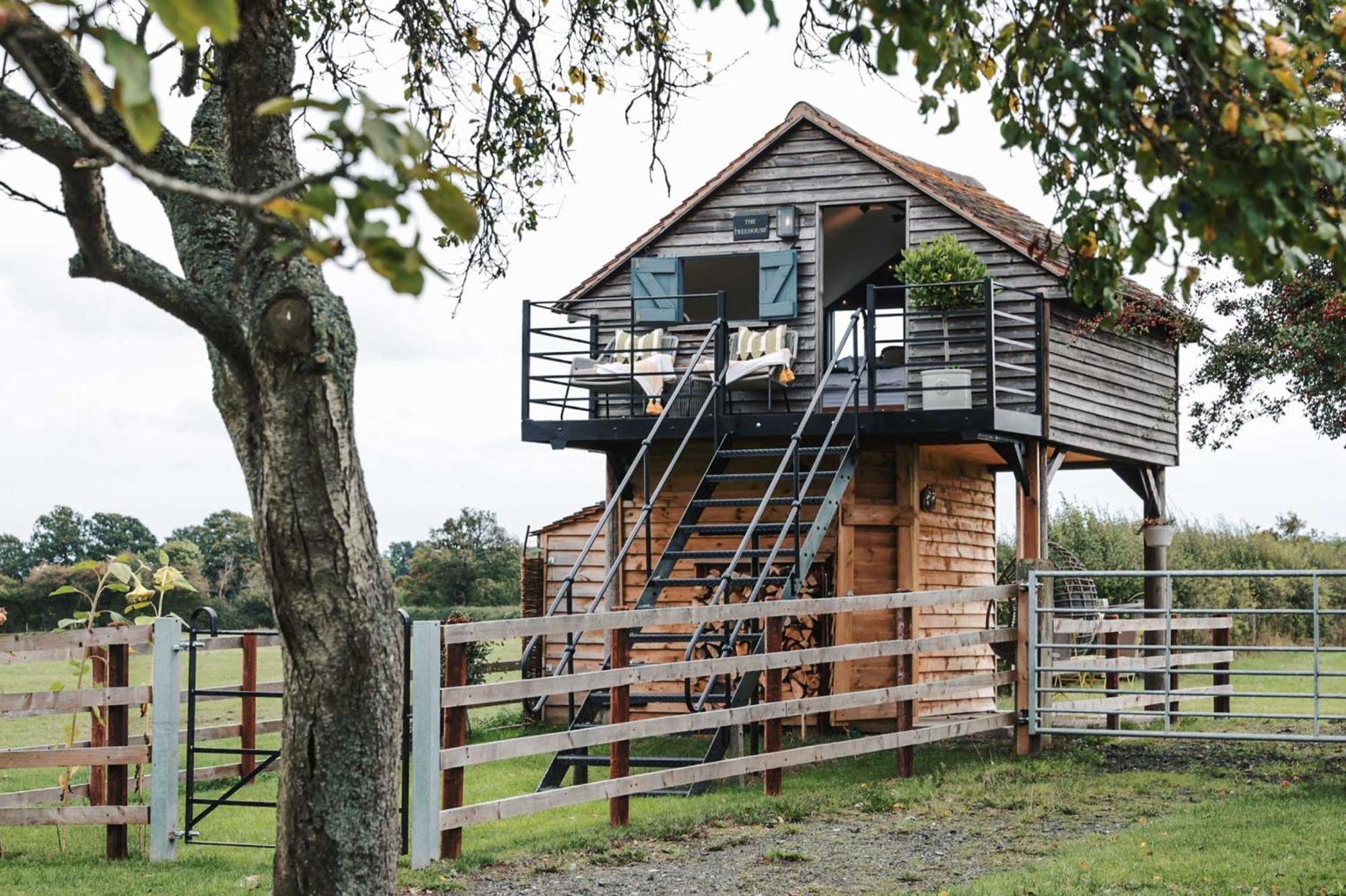 The Treehouse At Humblebee Hall Worcester Exterior photo